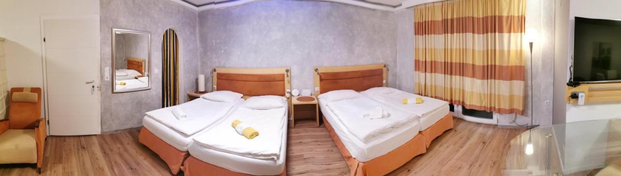 Pension Foehrenhain Gerasdorf bei Wien Exterior photo