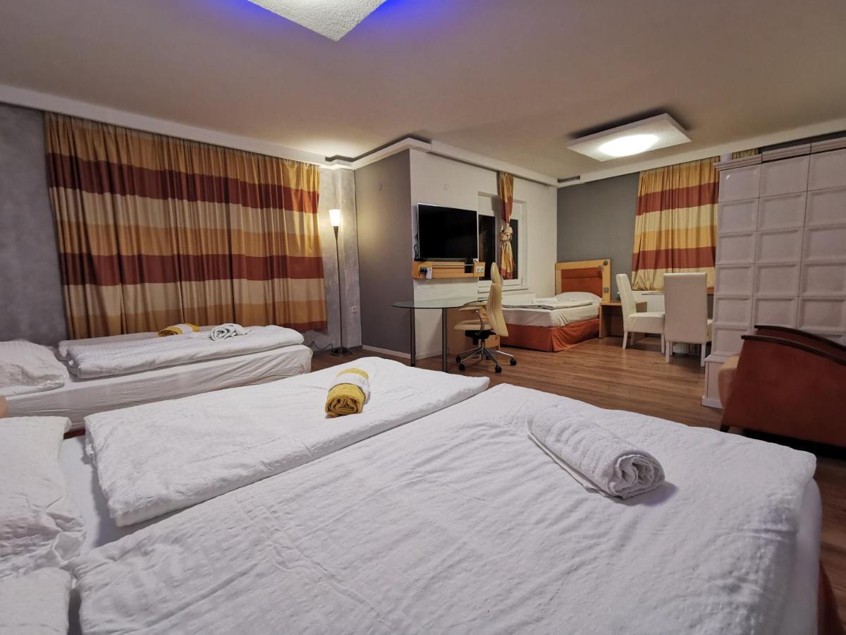Pension Foehrenhain Gerasdorf bei Wien Exterior photo