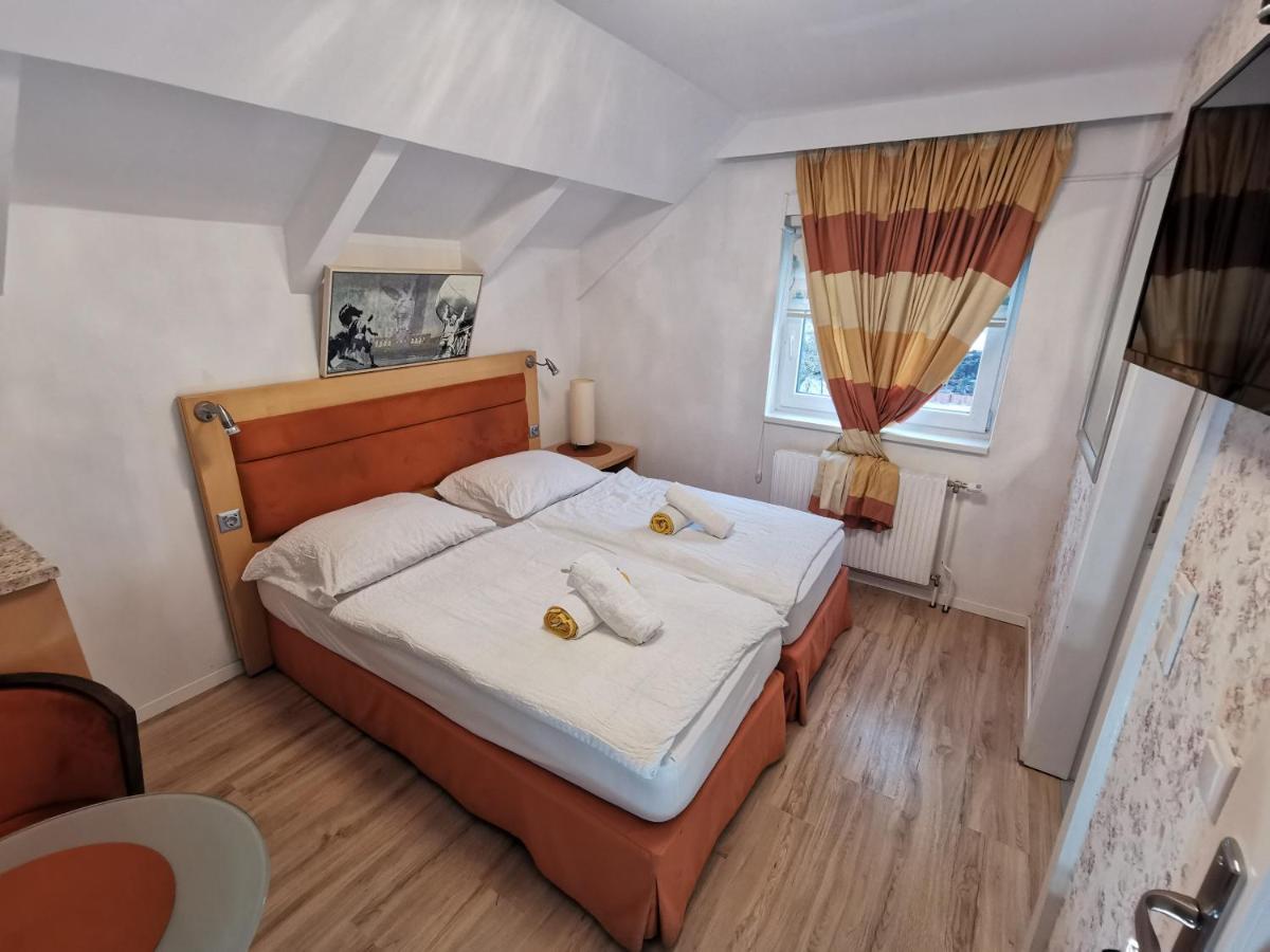 Pension Foehrenhain Gerasdorf bei Wien Exterior photo