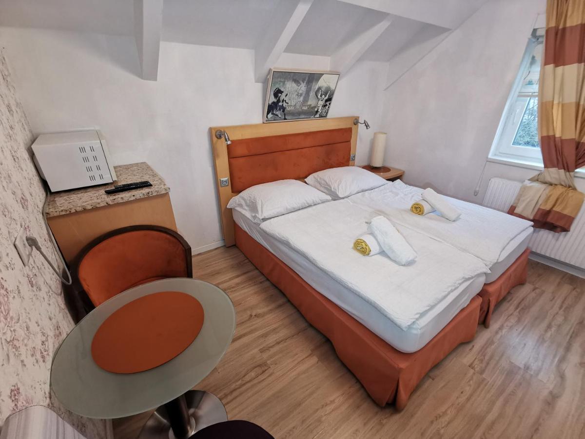 Pension Foehrenhain Gerasdorf bei Wien Exterior photo